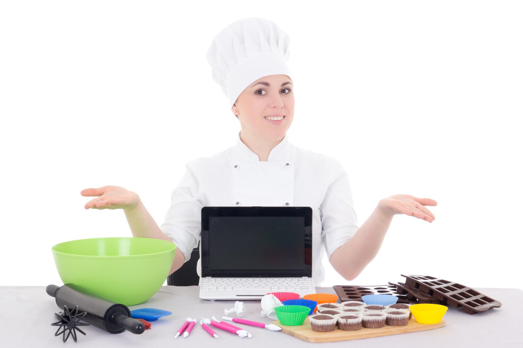 Chef locale che guida una lezione in cucina