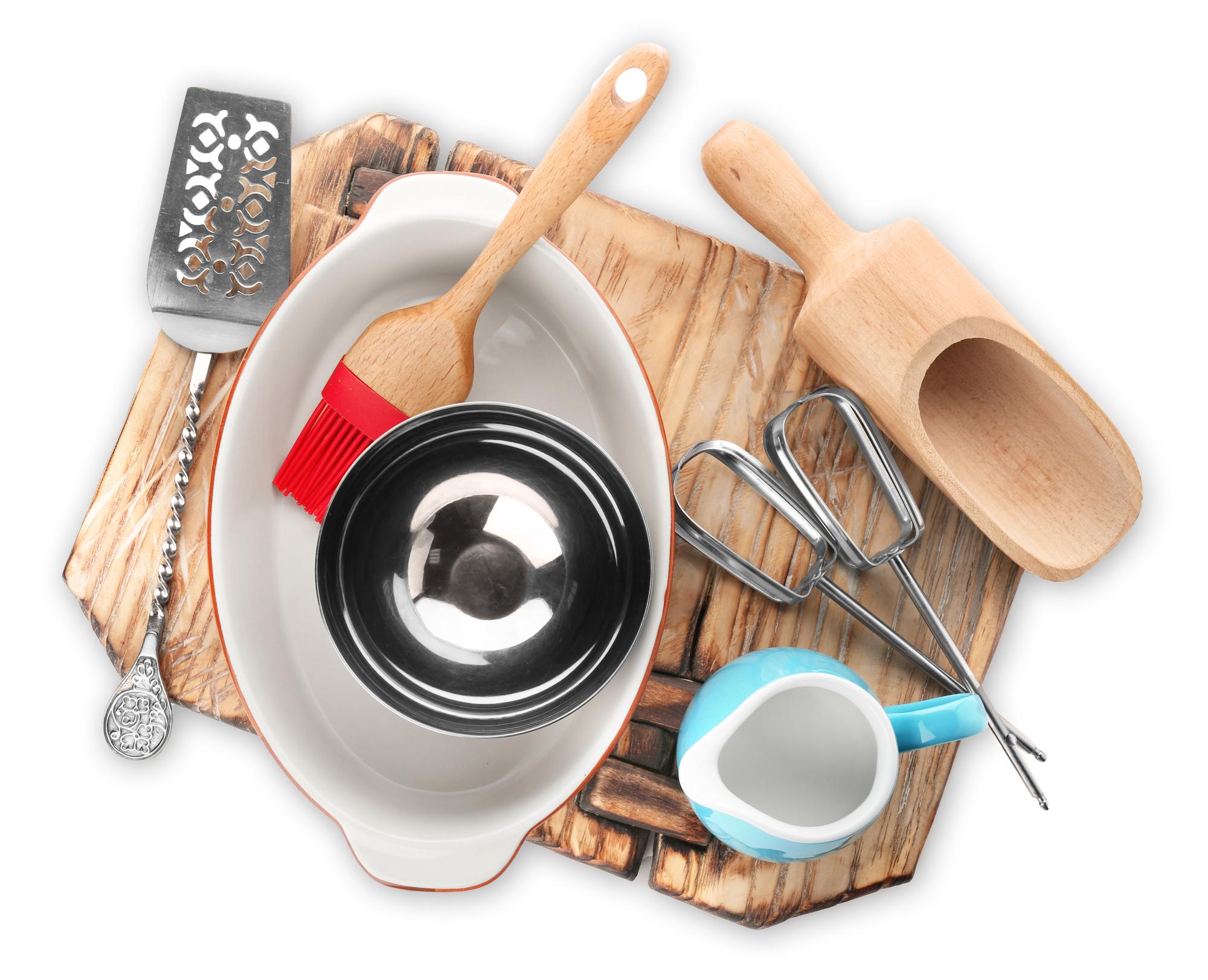 Set di utensili da cucina disposti ordinatamente